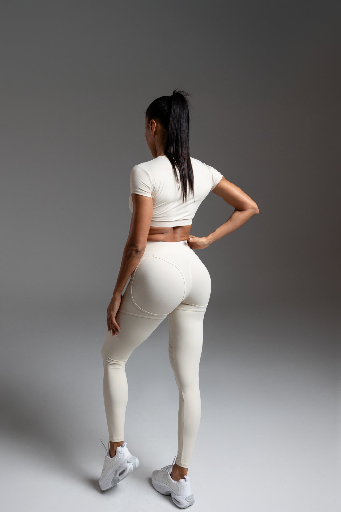 Define Crop Tee Beige
