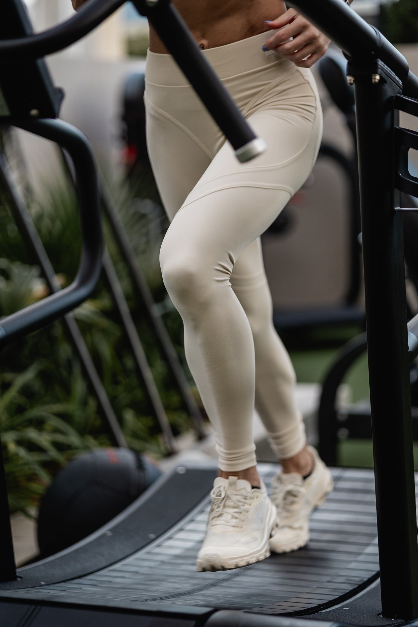 Define Crop Tee Beige