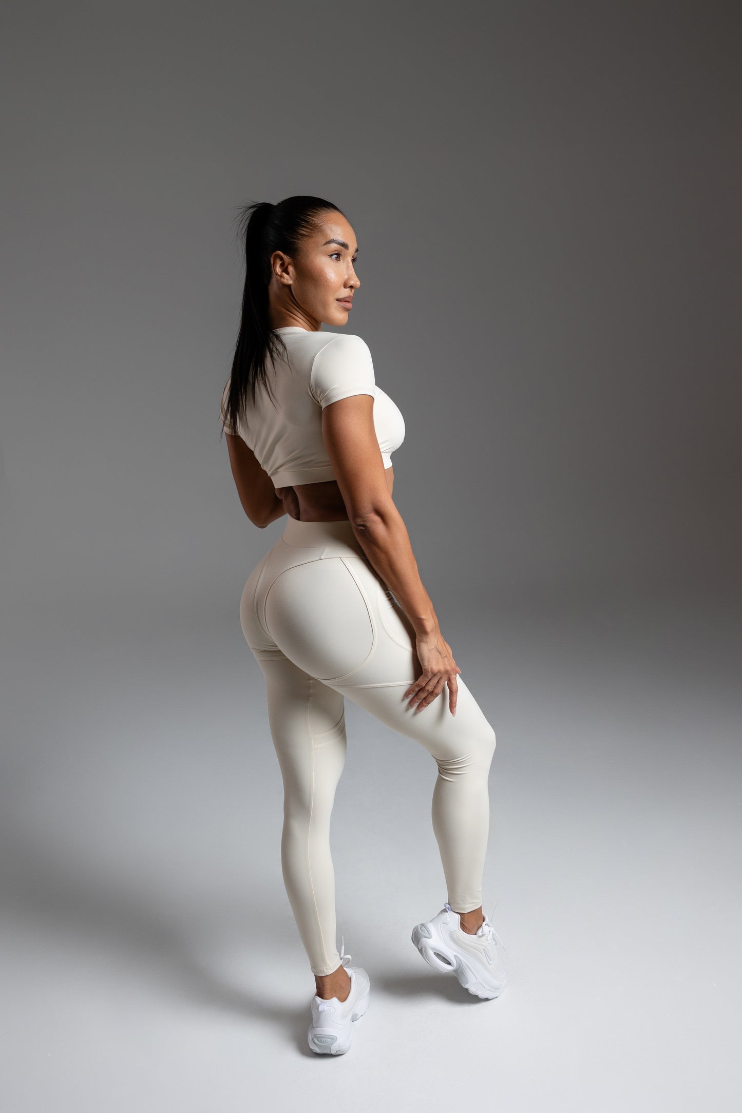 Define Crop Tee Beige